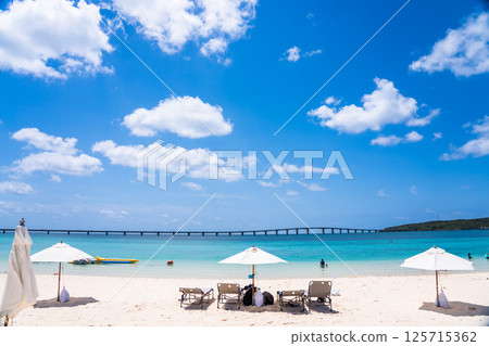 (Image of a beach resort) Blue sea and white sand 125715362