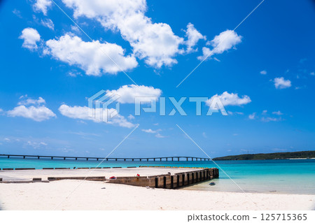 (Image of a beach resort) Blue sea and white sand 125715365