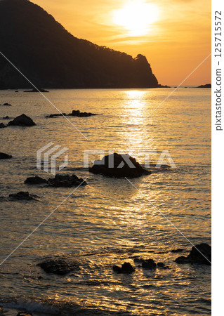 夕陽下波光粼粼的霧濱海灘 125715572