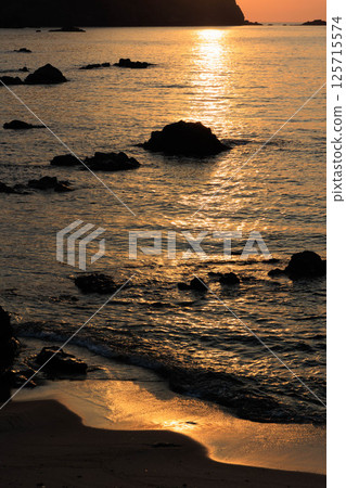 Kirihama Beach sparkling in the setting sun 125715574