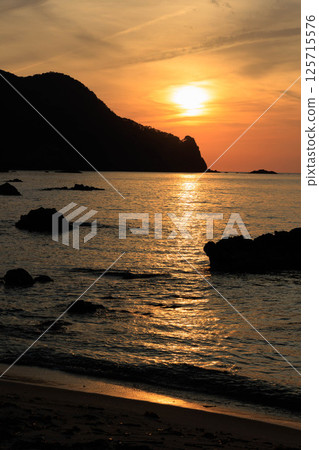 夕陽下波光粼粼的霧濱海灘 125715576