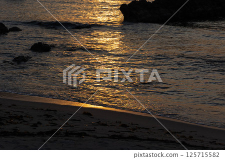 Kirihama Beach sparkling in the setting sun 125715582