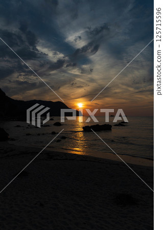 Kirihama Beach sparkling in the setting sun 125715596