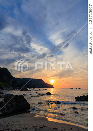 夕陽下波光粼粼的霧濱海灘 夕陽下波光粼粼的霧濱海灘 125715607