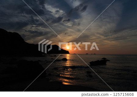 Kirihama Beach sparkling in the setting sun 125715608