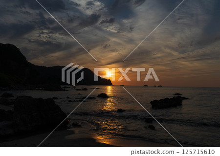 Kirihama Beach sparkling in the setting sun Kirihama Beach sparkling in the setting sun 125715610
