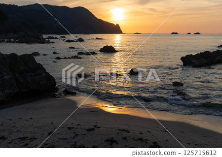 Kirihama Beach sparkling in the setting sun Kirihama Beach sparkling in the setting sun 125715612