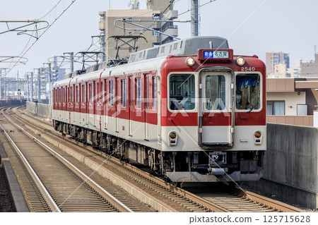 行駛於近鐵名古屋線高架路段的近鐵2430號普通列車 125715628
