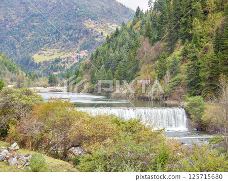 四川達古冰河山腳下的瀑布 四川達古冰河山腳下的瀑布 125715680