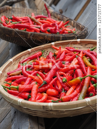 籮籃中晾曬的四川特產紅辣椒 125715777
