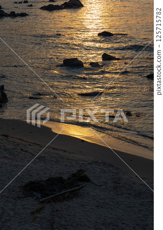 Kirihama Beach sparkling in the setting sun 125715782