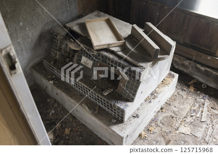 老房子裡一個壞了的爐子 125715968