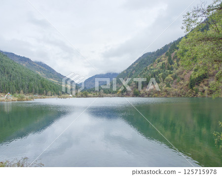 山腳下河邊的村落 125715978