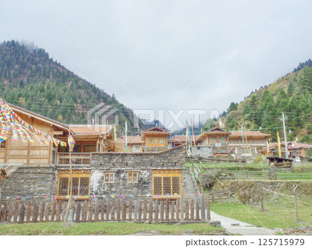 山腳下河邊的村落 山腳下河邊的村落 125715979