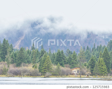山腳下河邊的村落 125715983