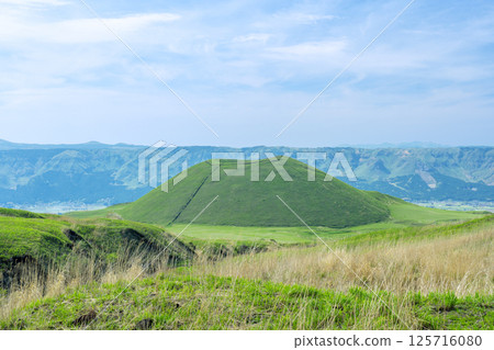 Yonezuka (Aso City) dyed green in early summer 125716080