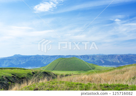 初夏染成綠色的米塚(阿蘇市) 初夏染成綠色的米塚(阿蘇市) 125716082