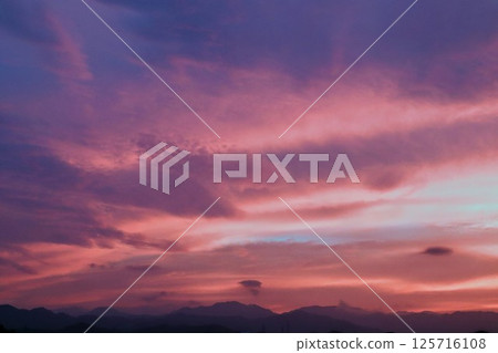 Pink sunset 125716108