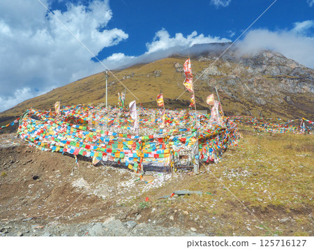 高原聖山的經幡 125716127