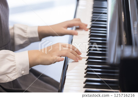 彈鋼琴的國中女孩 125716216