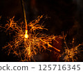 在夏夜綻放的煙火 在夏夜綻放的煙火 125716345