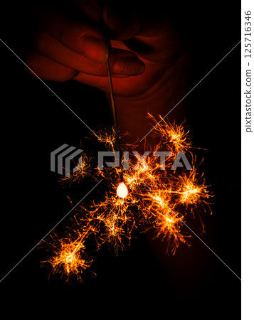 閃閃發光的噴水煙花 125716346