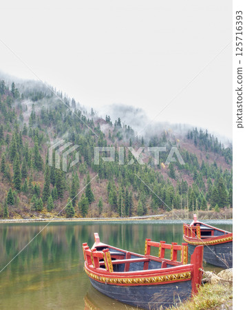 寧靜湖畔的復古木船 125716393