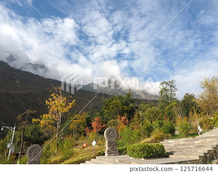 藍天白雲下的高原山脈景色 藍天白雲下的高原山脈景色 125716644