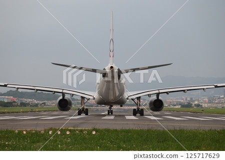 飛機起飛 125717629