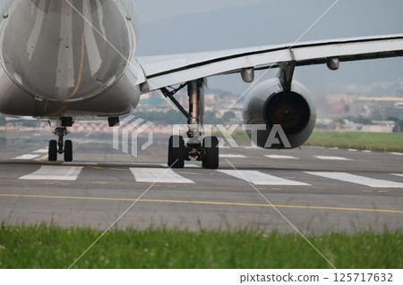 飛機起飛 飛機起飛 125717632