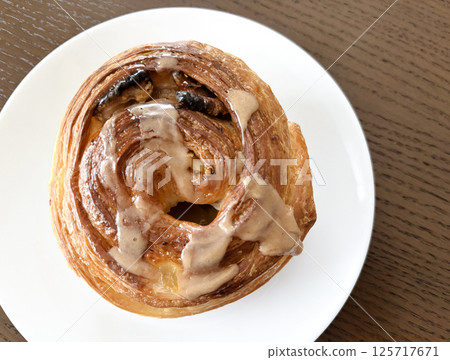 Cinnamon rolls on a plate 125717671