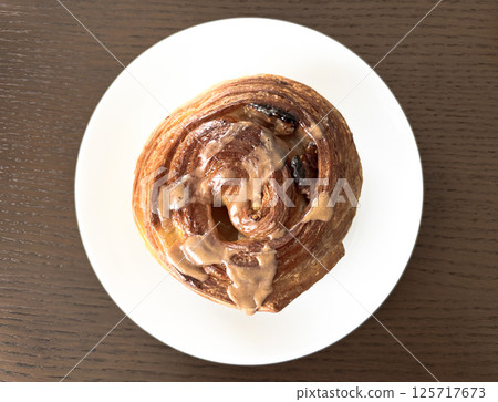 Cinnamon rolls on a plate Cinnamon rolls on a plate 125717673