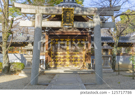 Torii and Karamon of Nagai Shrine in Takatsuki City, Osaka Prefecture Torii and Karamon of Nagai Shrine in Takatsuki City, Osaka Prefecture 125717786