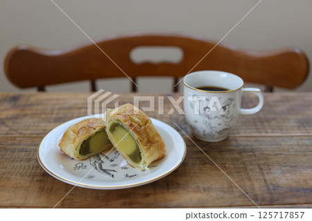 Snack time 125717857