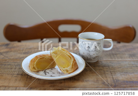 Snack time 125717858