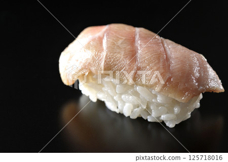 在黑色背景下拍攝的肥美鮪魚握壽司 在黑色背景下拍攝的肥美鮪魚握壽司 125718016