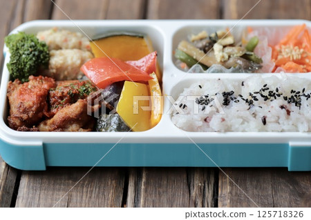 健康的自製午餐，含有大量蔬菜，熱量低於 500 卡路里 125718326