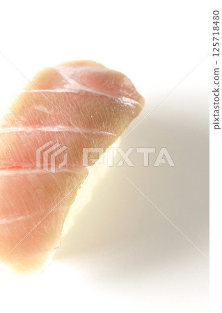 白色背景下拍攝的肥美鮪魚握壽司 白色背景下拍攝的肥美鮪魚握壽司 125718480