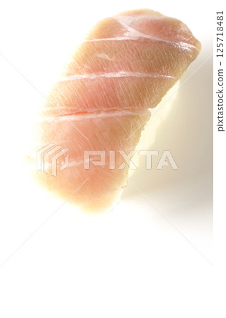 白色背景下拍攝的肥美鮪魚握壽司 白色背景下拍攝的肥美鮪魚握壽司 125718481