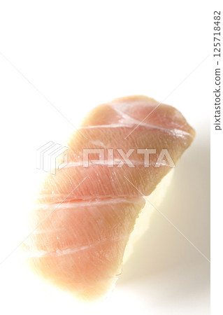 白色背景下拍攝的肥美鮪魚握壽司 125718482