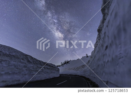 A snowy corridor from Shibu Pass in spring and the Milky Way rising over Mount Kusatsu-Shirane 125718653