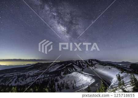 A snowy corridor from Shibu Pass in spring and the Milky Way rising over Mount Kusatsu-Shirane 125718655