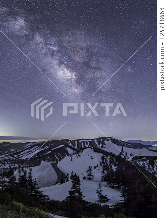 春季從澀谷延伸出的雪道和從草津白根山升起的銀河 125718663