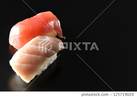 在黑色背景下拍攝的肥鮪魚和瘦肉握壽司 125719020