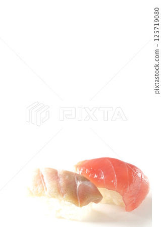 白色背景下拍攝的肥美鮪魚和瘦肉握壽司 白色背景下拍攝的肥美鮪魚和瘦肉握壽司 125719080