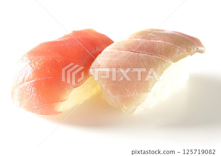 白色背景下拍攝的肥美鮪魚和瘦肉握壽司 白色背景下拍攝的肥美鮪魚和瘦肉握壽司 125719082