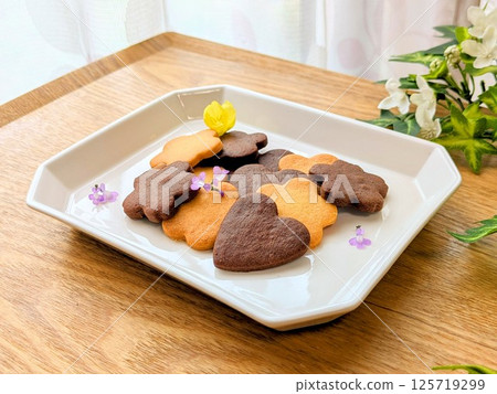 白盤子上的自製餅乾和鮮花（對角線） 125719299