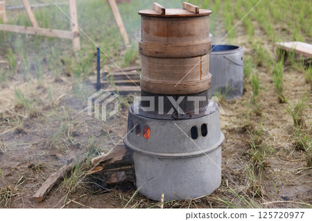 Steaming glutinous rice 125720977
