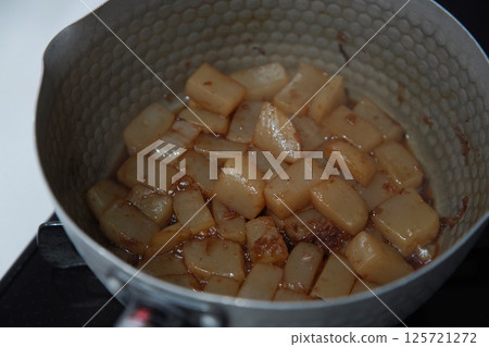 Making sweet and spicy konnyaku 125721272