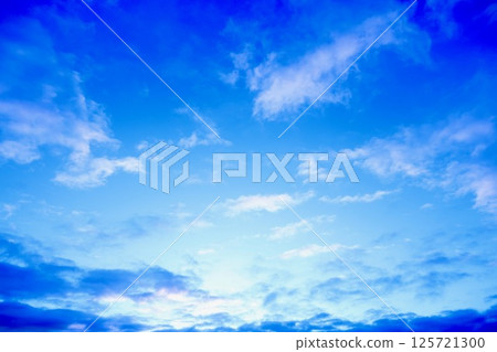 雲彩被早晨的陽光染成彩色 125721300